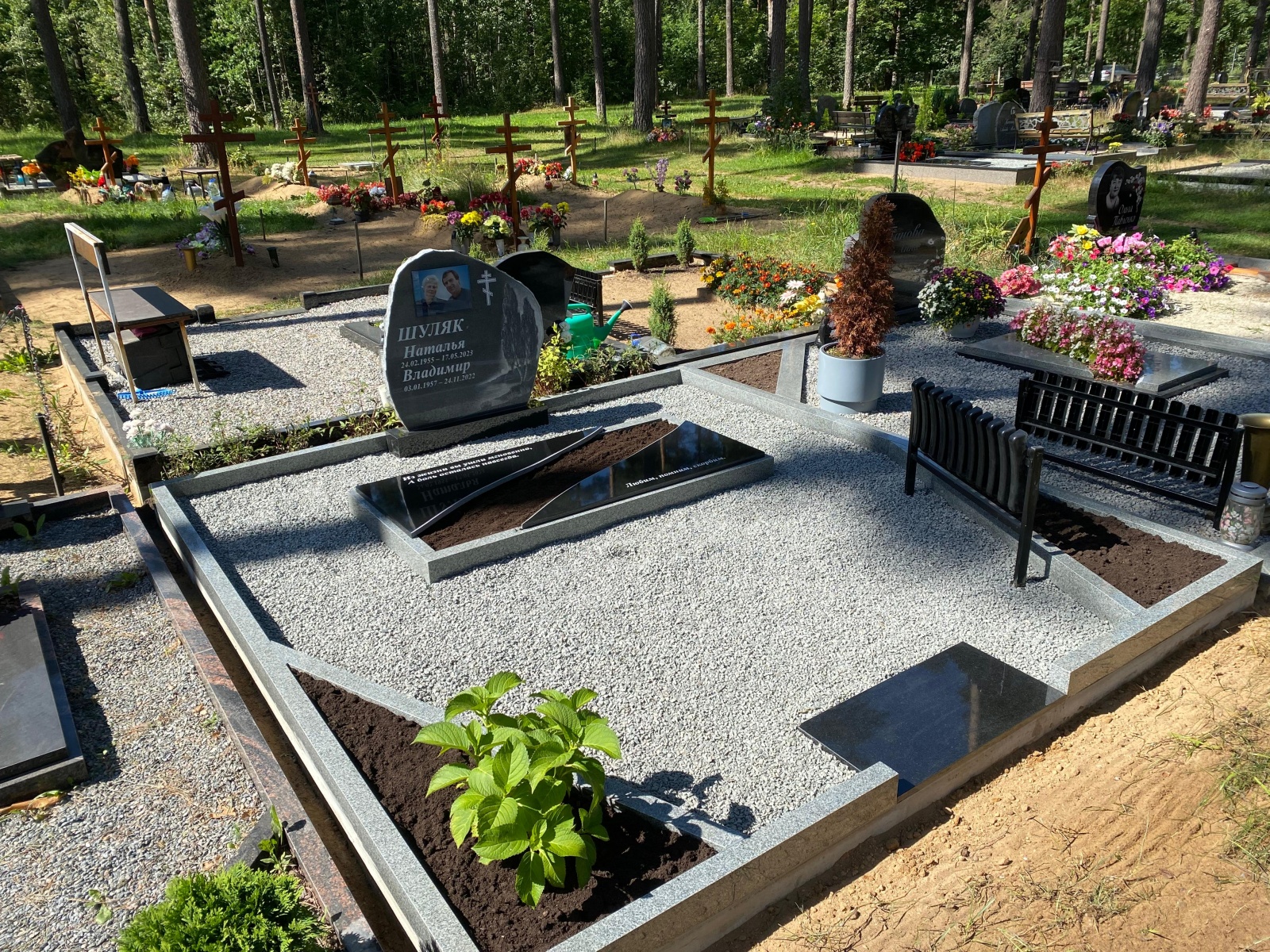 Jūsu mīļo atmiņu saglabāšana ar akmens apstrādi un kapu pieminekļiem